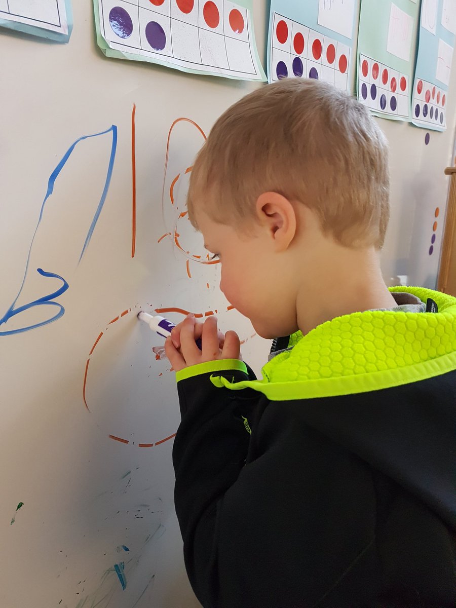 ParisCentralPS's tweet photo. Discovering that dry erase markers can mark and erase! W😁W  @GEDSB https://t.co/orOn8v2sbG