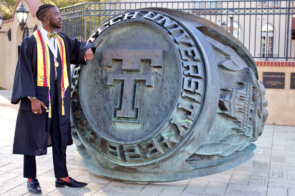 PaulFeyisetan's tweet image. Had to do it again. 

One University.
Two Degrees.
Countless Memories.

#GradSzn #MastersLoading #Phase2