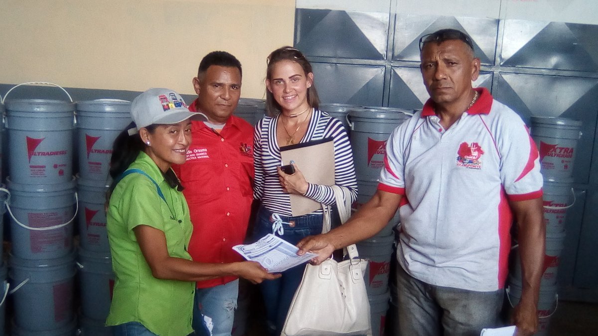 mintransporteve's tweet photo. Atención directa de nuestro Pdte. @NicolasMaduro  a todos los transportistas a nivel nacional #Guarico
__
#MisionTransporteSomosTodos
#GMVV7AnosDeAmor https://t.co/Hi76SWmbAA