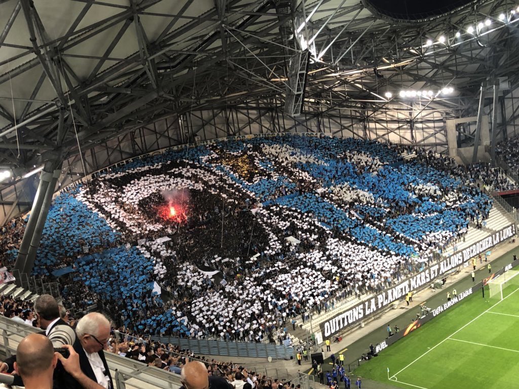 henon_anicia's tweet photo. Le plus beau tifos entre ces deux là ? 
RT 🔁 pour celui du @Co_Ultras_Paris 
FAV ❤️ pour celui de L’OM https://t.co/Lj6i5ExFso