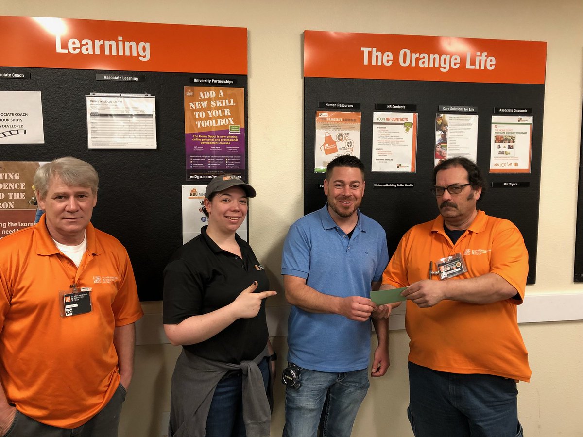cjmeas's tweet photo. MET Packdown team presented Bryan in Hardware with a Bravo today! Bryan has a positive, can-do attitude always and has been extremely helpful to our team when working in D25! Way to go, Bryan!! @JeremyHashTHD @CylinaRivero https://t.co/rte9pT8MLH