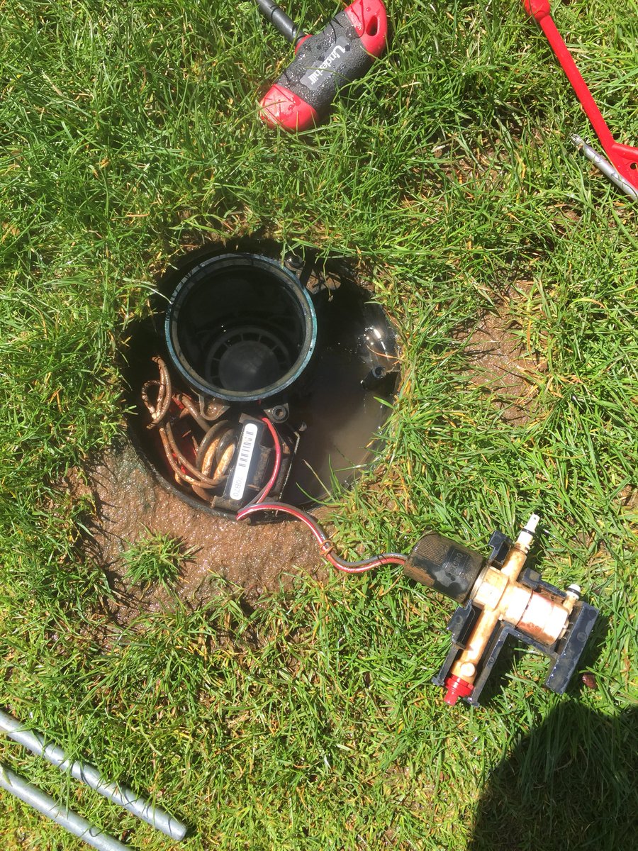HullPhullw's tweet photo. Infinity sprinkler, approx. $27 more than a Flex series Sprinkler. Access and service without digging....priceless! #toroirrigation #ToroInfinity https://t.co/37fCIusZp6