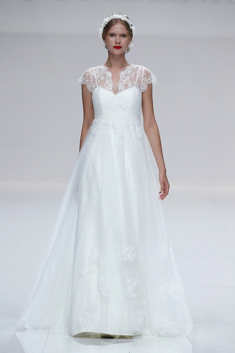 #BBFW18: Paris Forever es la glamurosa y divertida colección de <a href="/CymbelineParis/">Cymbeline</a> que te espera en nuestra web. revistanovias.es/bbfw18-paseo-p…