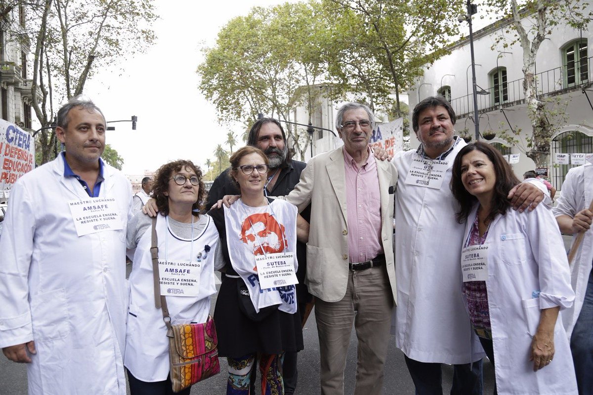 La_BibiGi's tweet photo. Con Juan Falú en la #SentadaDocente 500 guardapolvos 24 Provincias 1 solo reclamo #ParitariaNacionalDocente #MacriEscuchaALosDocentes https://t.co/wEELV2UjrI