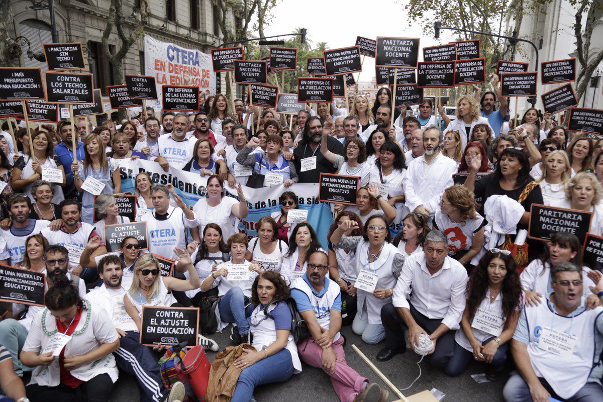 La_BibiGi's tweet photo. Con Juan Falú en la #SentadaDocente 500 guardapolvos 24 Provincias 1 solo reclamo #ParitariaNacionalDocente #MacriEscuchaALosDocentes https://t.co/wEELV2UjrI