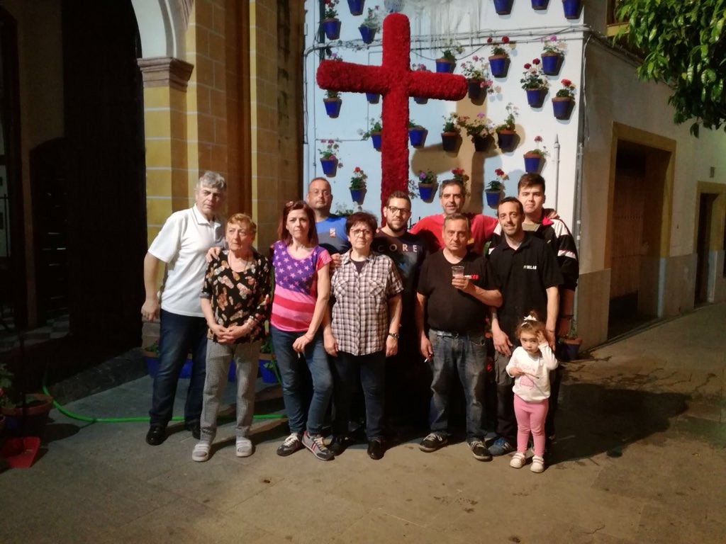 Parte del Equipo de trabajo De la Cruz de nuestra hermandad del socorro corona. !!gracias !!