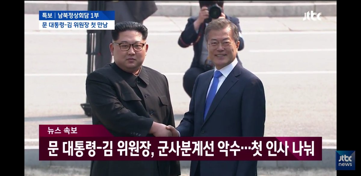kolt_k's tweet photo. <<2018.4.27.금.>>
9시30분AM 남북정상회담

김정은 위원장이 남측 판문점 군사분계선을 넘어 문재인 대통령과 조우 https://t.co/eGGuFxcqkp