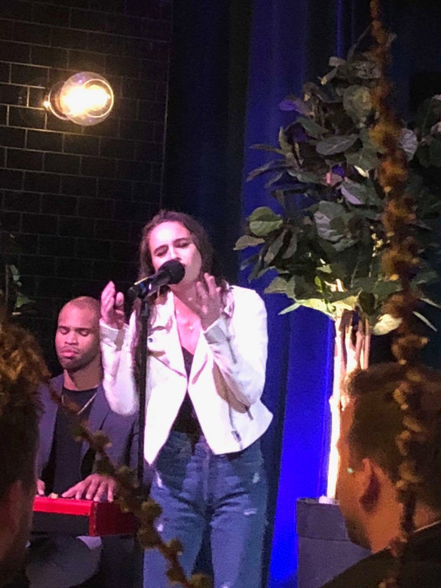 DaveEhlers4's tweet photo. Bea Miller @ Viacom upfront dinner https://t.co/lisMnwQltT