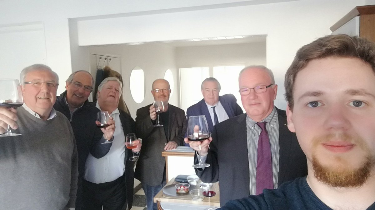 Flowieck's tweet photo. Retrouvailles du bureau des Juppéïstes de Lille-métropole ce soir au Mont de Terre de #Fives ! 🍑 https://t.co/am9geTUpTo