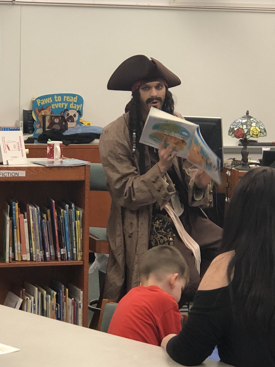Putnam_Parties's tweet photo. Captain Jack is having a blast reading to everyone at Mountain View Elementary’s Family Fun Night! ☠️ https://t.co/TveIXyA0Cx