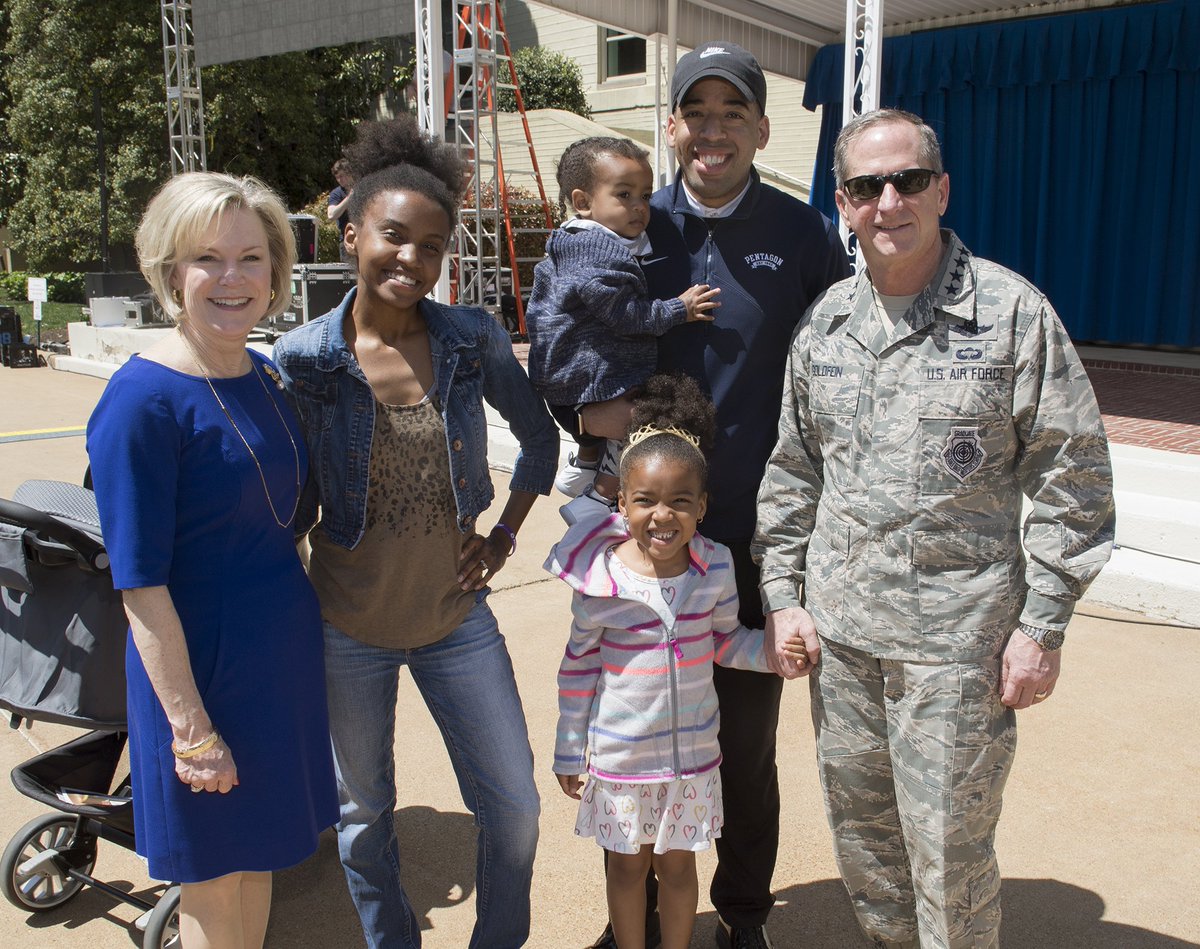 GenDaveGoldfein's tweet photo. Elmo, Abby &amp; Alan from @sesamestreet performed today for #MilKids &amp; families in honor of #TakeYourKidToWorkDay &amp; the #MonthoftheMilitaryChild. 

Dawn &amp; I were honored help thank our military kids for the many ways they serve. https://t.co/ckyPt5mQyR