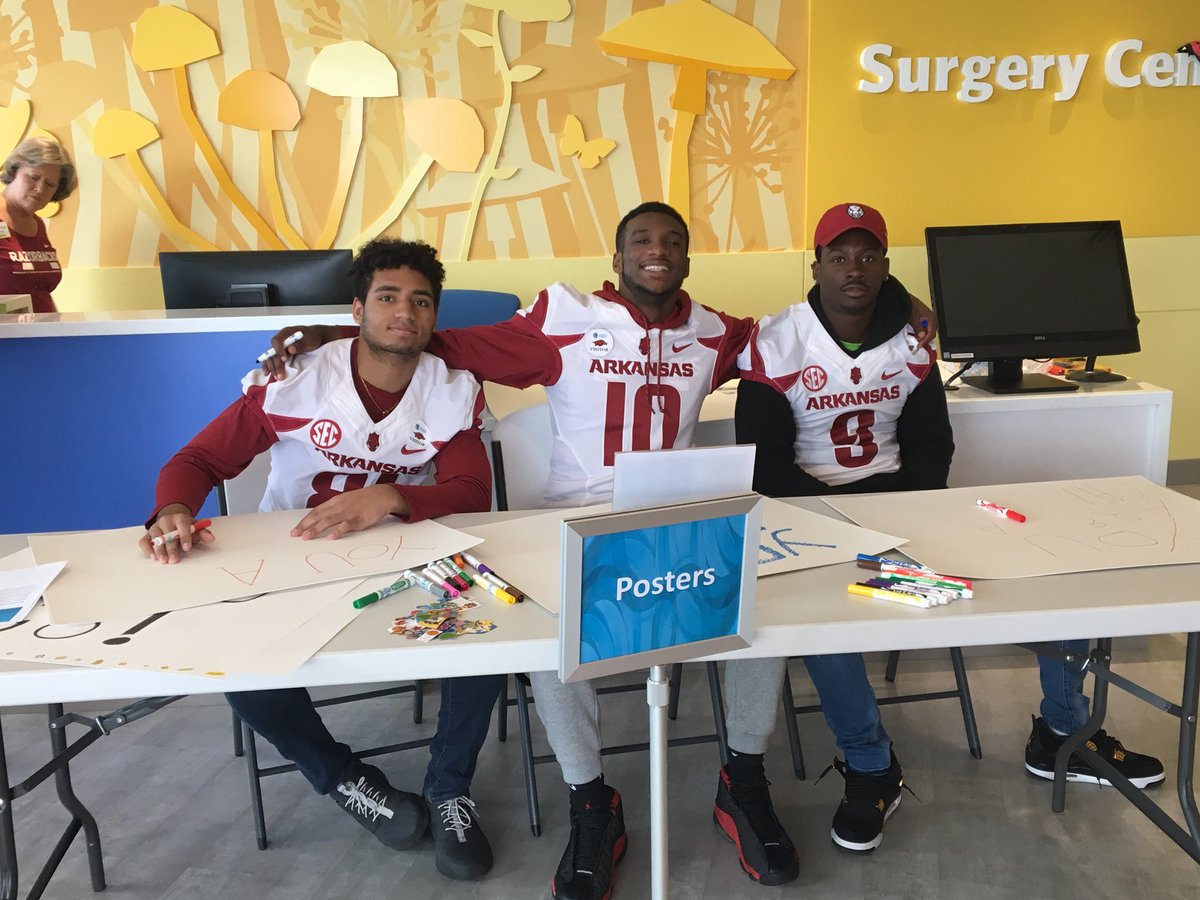 TrishaMontague1's tweet photo. #RazorbackDay at #ACNW. The entire Razorback football team, staff, and coaches volunteered in a multitude of ways to help our patients and families. #Blessed Thank you @CoachRandyRoss @HogMarketingTMC @RazorbackFB. #Volunteerism @ChandaChacon @MarcyDoderer @archildrens https://t.co/teXxwF3OAq