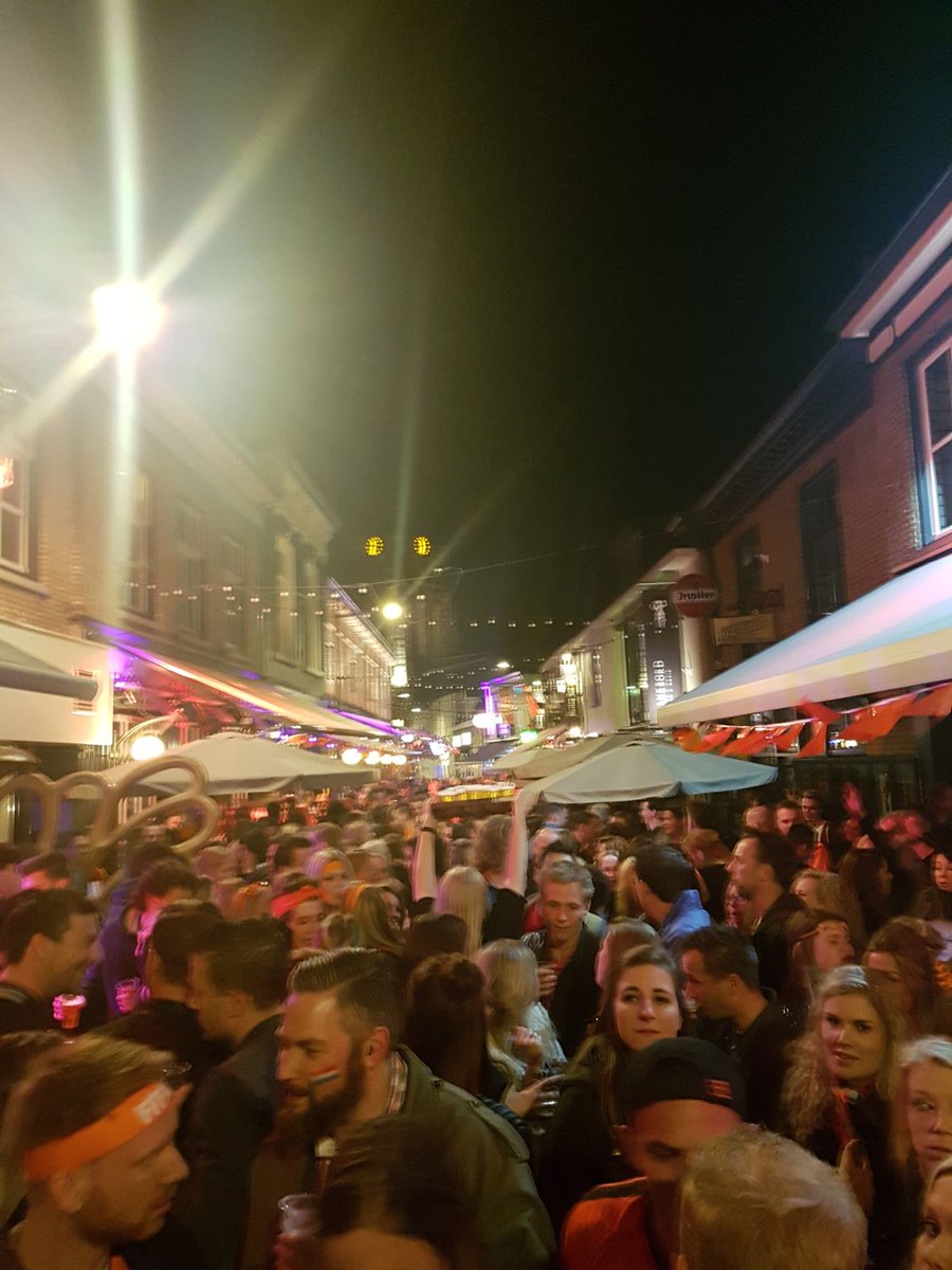 DeesMelsen's tweet image. Wat een feest in de Klappeijstraat! #buitenbar #proef #oosterhout #koningsdag