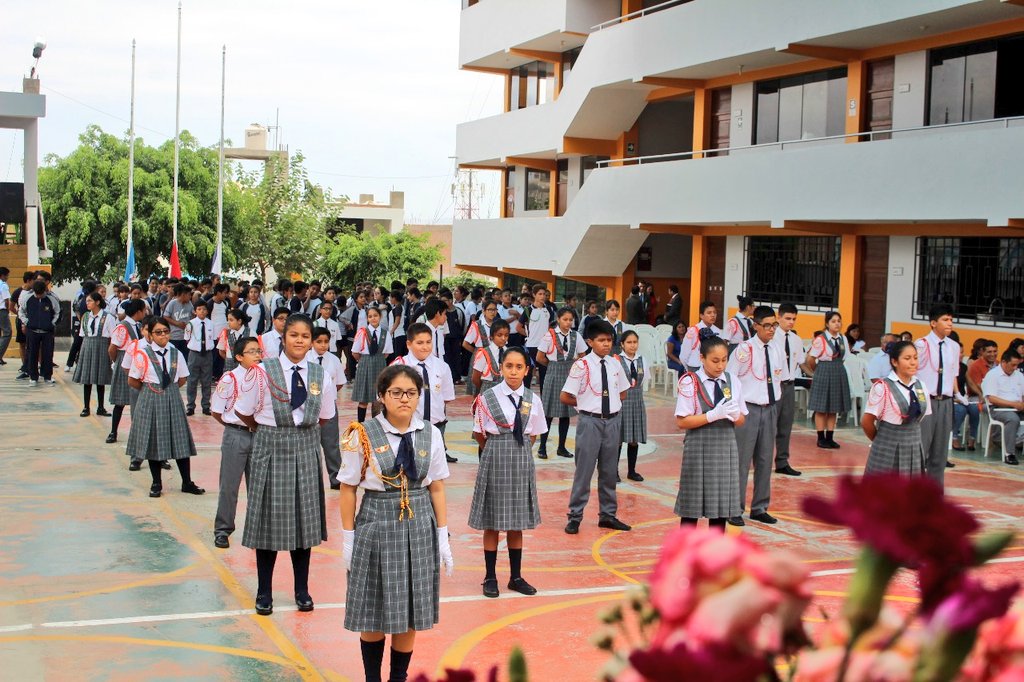 nmendigure's tweet image. Investidura de Brigadieres y Brigadistas del Nivel Secundario con presencia de autoridades militares y académicos de la provincia de Chepén porque #LoMejorEstáPORVENIR @edgardlluz @EAsudamerica