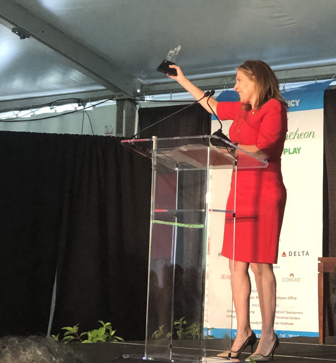 BeaperezBea's tweet photo. Proud to accept for @CocaColaCo the #GreenGiant award @piedmontpark conservancy lunch. Sponsored by @BlankFoundation. 70 recycling bins + diversion rates exceeding 3 tons of recyclables from landfills.  We want to make a difference in our hometown of Atlanta! #worldwithoutwaste https://t.co/ZnJ0UWTTvE