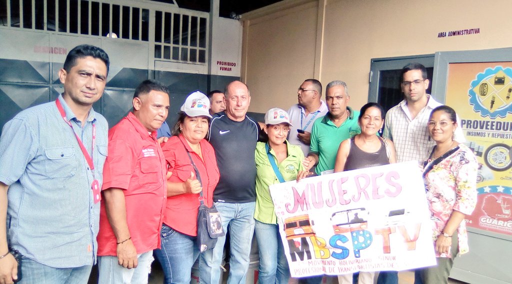 ProveeduriaG's tweet photo. #EnFotos: Con la participación del Gral @goncalvez20131 Sec Gral de Gob de #Guárico se realizó en la @DTransporteG la venta de lubricantes a los profesionales del volante a través de ls gremios que ls agrupan en el Edo. cumpliendo así las políticas sociales del Gob @josemvasquez https://t.co/nGmsOYTeb1