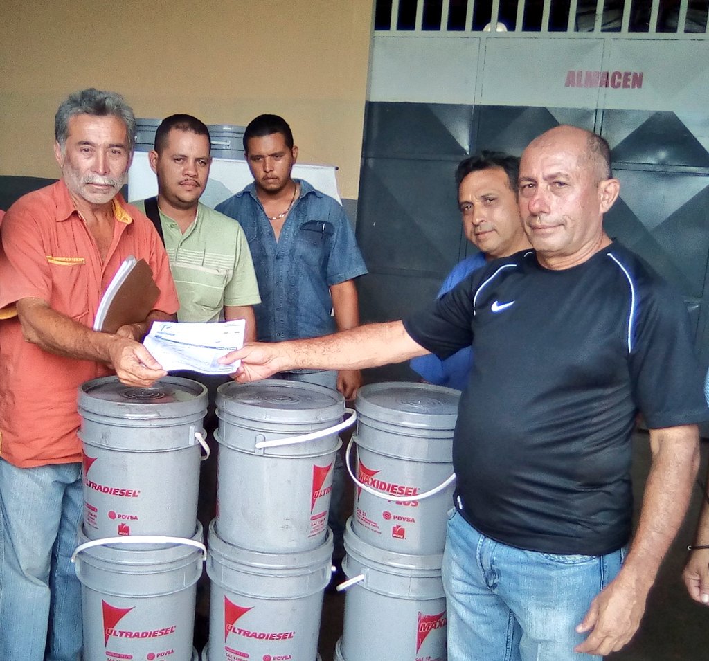 ProveeduriaG's tweet photo. #EnFotos: Con la participación del Gral @goncalvez20131 Sec Gral de Gob de #Guárico se realizó en la @DTransporteG la venta de lubricantes a los profesionales del volante a través de ls gremios que ls agrupan en el Edo. cumpliendo así las políticas sociales del Gob @josemvasquez https://t.co/nGmsOYTeb1