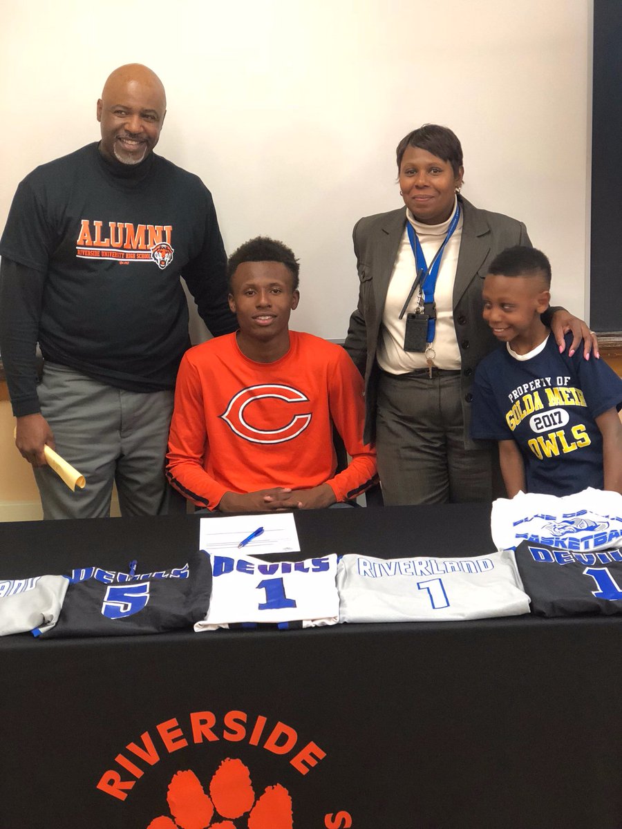 MPSCACC's tweet photo. #studentcelebration: Congrats to Montrell @ruhsmke who will be showing off his skills in the classroom AND on the basketball court next year at Riverland Community College! 🎓 🙌 🏀 #studentwinsatMPSGEFschools @MPSGEFSCHOOLS https://t.co/C3qLZcxfD8