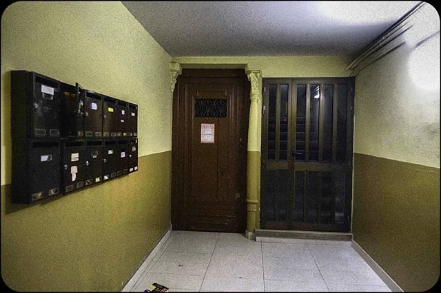 RaveJudgeRun's tweet photo. Doorway 10 #barcelona #doorways #nightshift #home #mailbox #whenthenightcomes https://t.co/DFiNOnCE4N https://t.co/p8iwHac55I