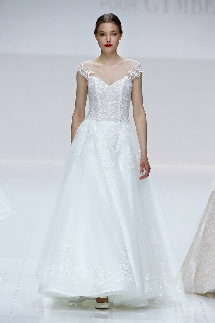 NP_magazine's tweet photo. Paseamos con @CymbelineParis por las calles de la capital francesa y descubrimos el innegable charme de sus novias 2019. #BBFW18 📌 https://t.co/wg9on9zYmv https://t.co/sd98RTJGlj