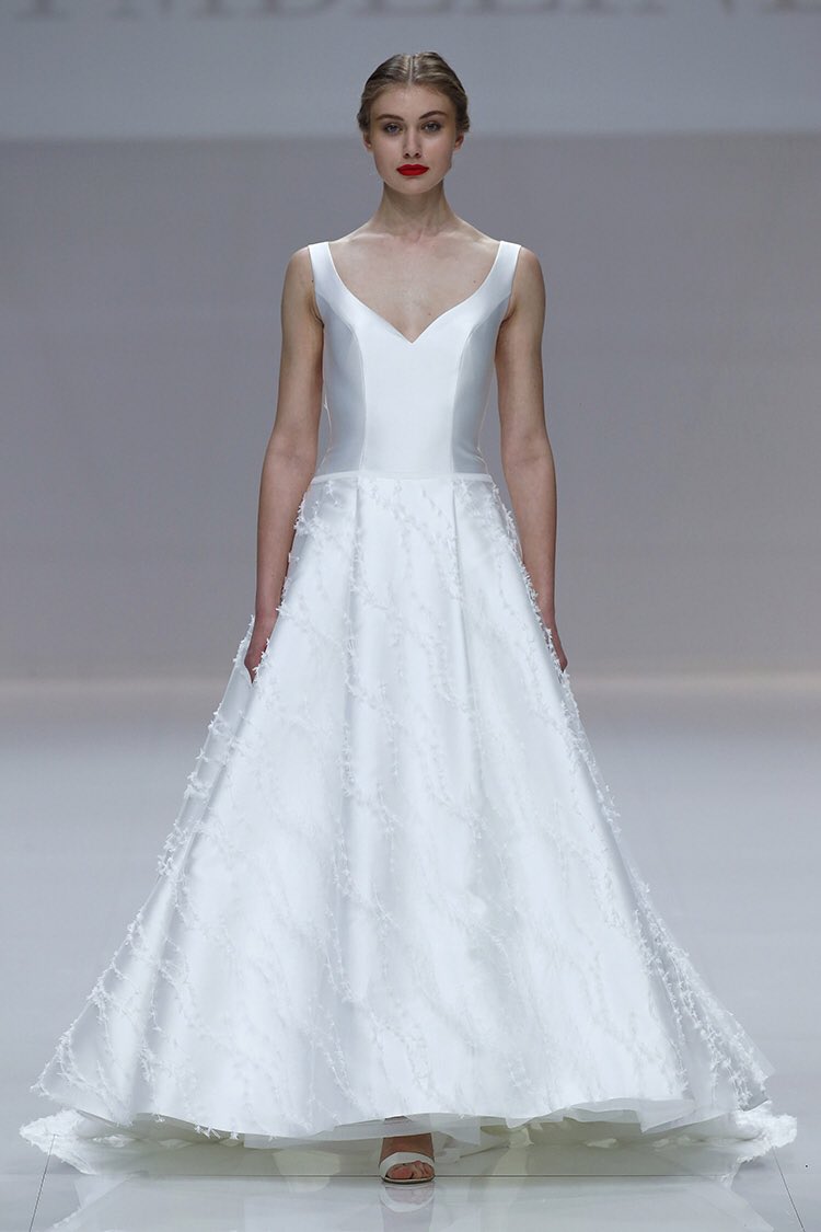 Paseamos con <a href="/CymbelineParis/">Cymbeline</a> por las calles de la capital francesa y descubrimos el innegable charme de sus novias 2019. #BBFW18 📌 goo.gl/wQcuJP