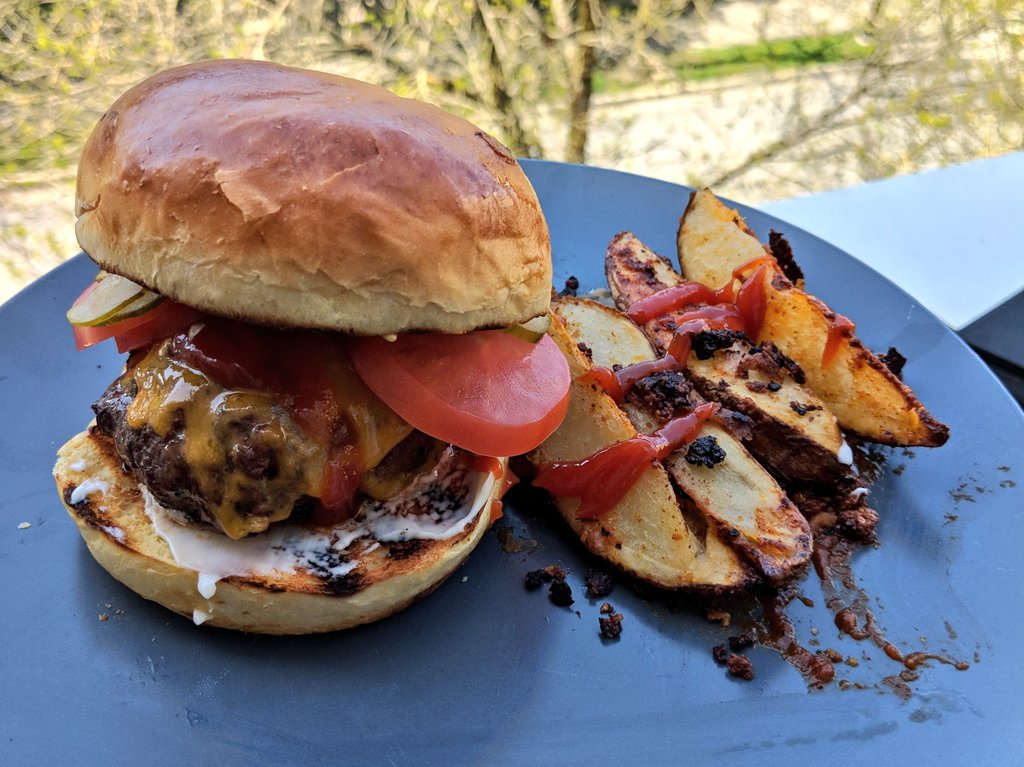 goodlifevan's tweet image. I'm pleased to report these burgers from @FreshPrepVan are the bomb! Brioche bun and all the fixings included in this #mealdelivery package! #freshprep