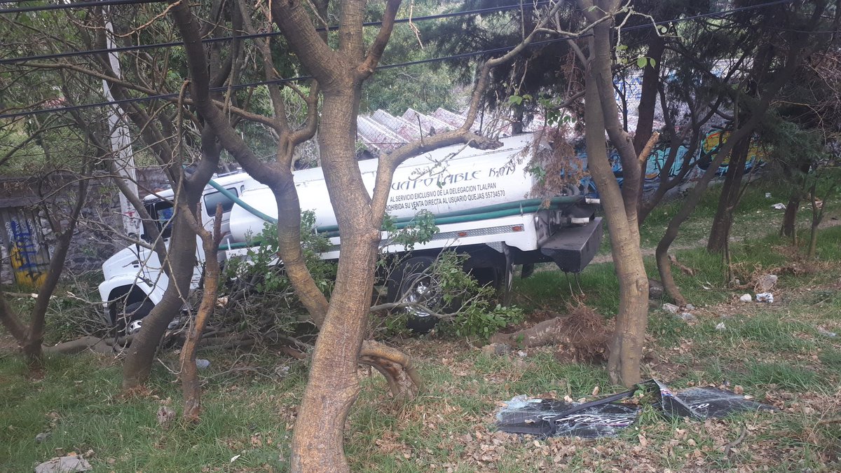 erdelokia's tweet photo. Accidente De Pipero libre a Cuernavaca KM 25.200 @TlalpanUnidos @TlalpanVecinos https://t.co/MCEael7uiF