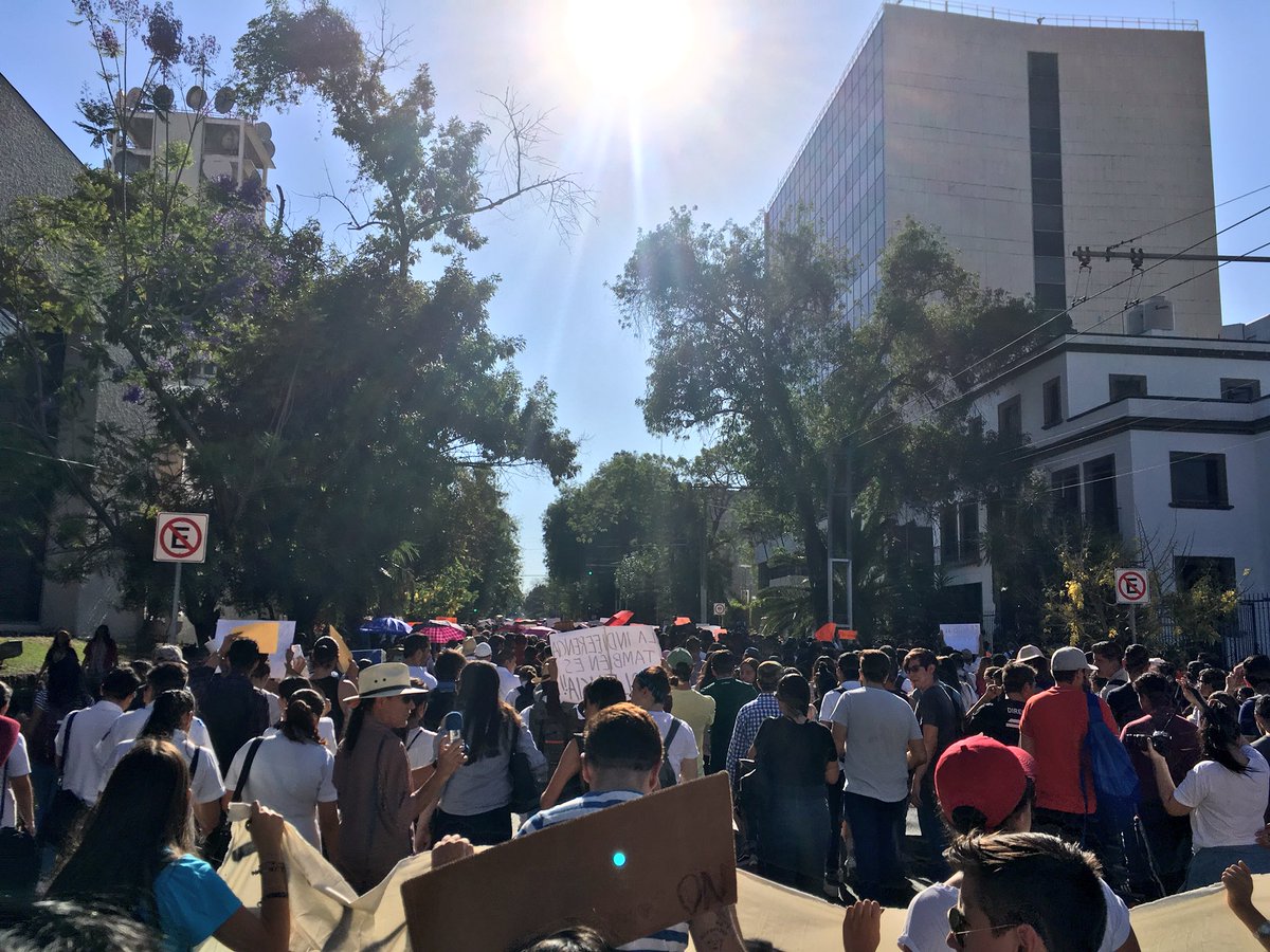 Avanza marcha #ExigimosPaz en Guadalajara. Contingente ITESO con CAAV casi llegando al crucero de Av. Vallarta y Av. Chapultepec. #NoSonTresSomosTodxs