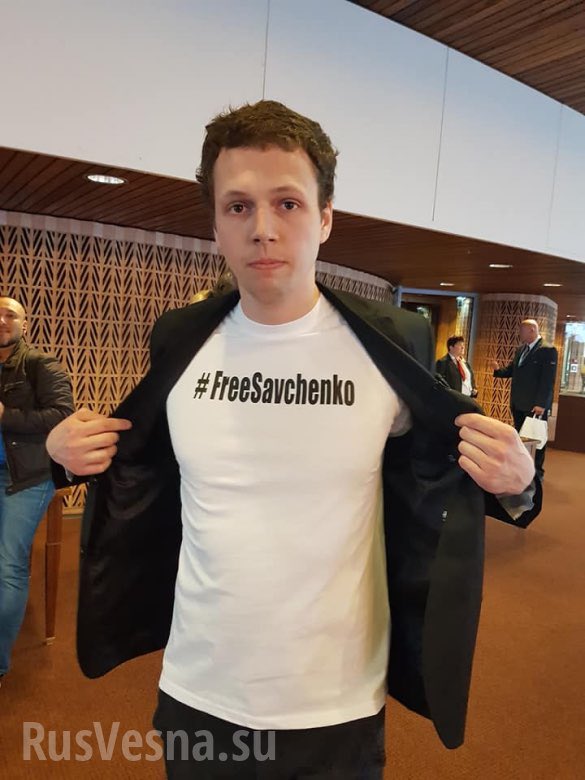 Российские журналисты пришли на сессию ПАСЕ в футболках #FreeSavchenko - в таких же четыре года назад ходили украинцы. На Украине уже назвали это «частью гибридной войны России».