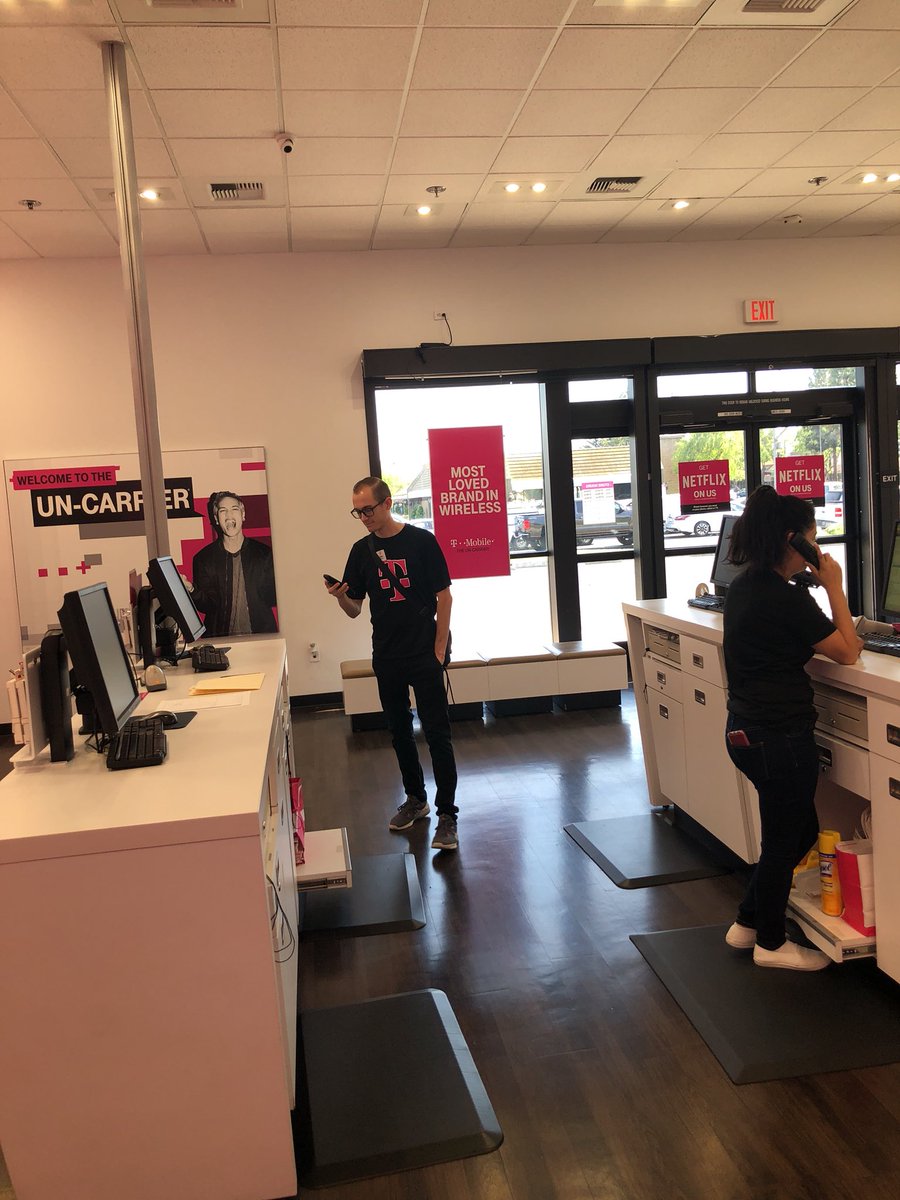 EWWarren1's tweet photo. Team doing some outbound calls on our down time in preparation for the weekend!! #FRESHNO #grindMode #CustomerObsessed @tmobbbrianaoki @jdizzle1183 @isaac2691 https://t.co/bfuBgUD0zo