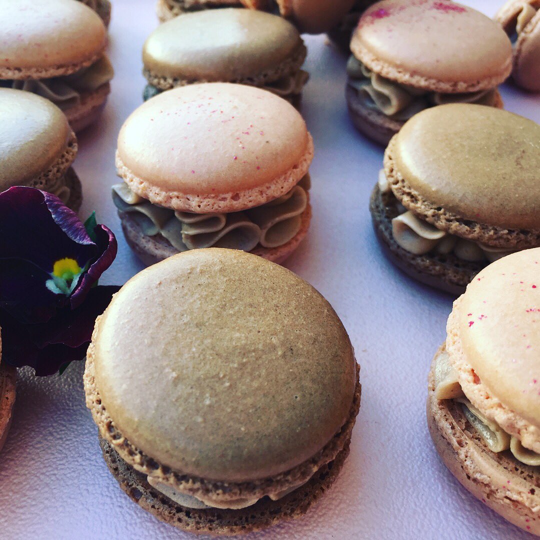 Can you believe the weekend is already here ! Macarons and buttercream detailing in today’s arty vibe 💗 #macarons #sweets #pink #buttercream #pipingskills #chocolate #arty #popofpink #popofcolor #create #inspire #bake #friday #happyvibes instagram.com/monika.jayne