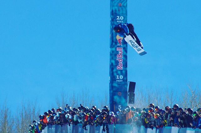 Here’s a double throwback to the #burtonusopen and the old days of snowboarding when they did rocket airs! Spring training starting 🔜 <a href="/mammothmountain/">MammothMountain</a> .
#snowboarding #rocketair #doublegrab #crowd ift.tt/2HwrVCf