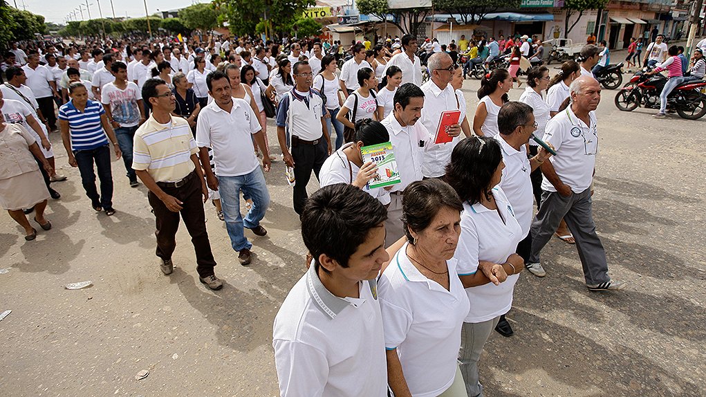 VerdadAbierta's tweet photo. Estos son los orígenes de la confrontación armada que tiene sumido al Catatumbo en una crisis humanitaria. Alrededor de 4.600 personas se han desplazado forzadamente por los enfrentamientos entre Eln y Epl: https://t.co/0PA8AGFWSr. https://t.co/kljg1j76LN
