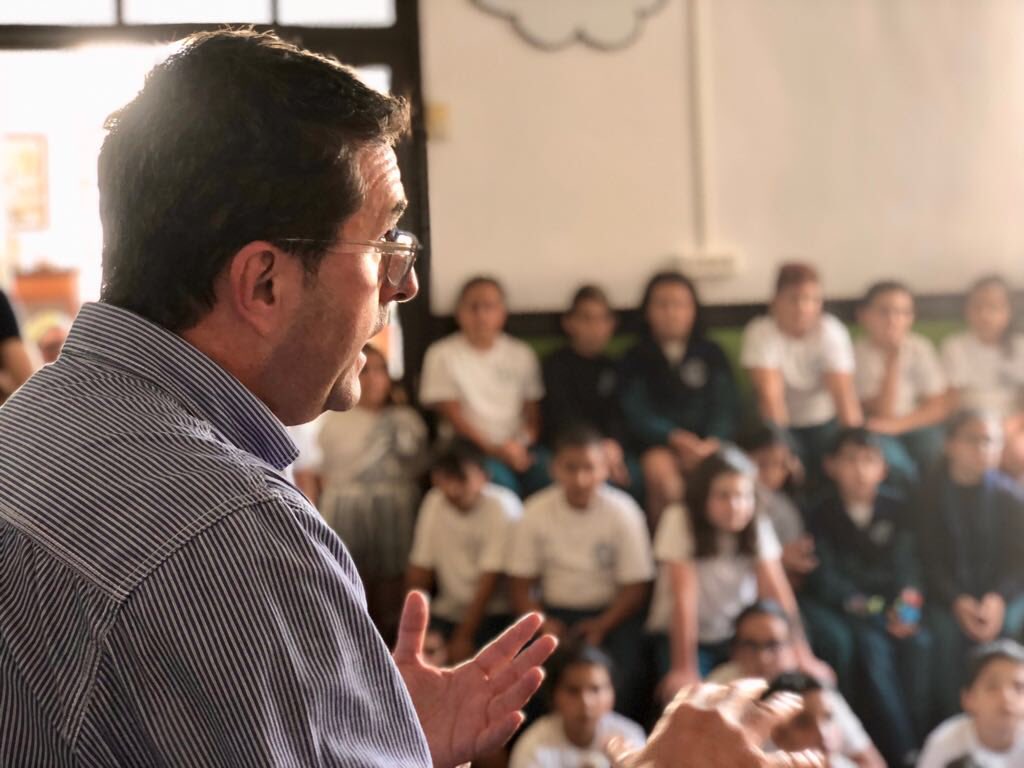 colegioelcabo's tweet photo. #Hoy hemos recibido en el CEIP Isabel la Católica @colegioelcabo la #visita del #escritor #canario @gcabmoy con #ANCOR @DiegoPun_ed @cepsantacruz @EducacionCan https://t.co/0Gj8lc8CZl