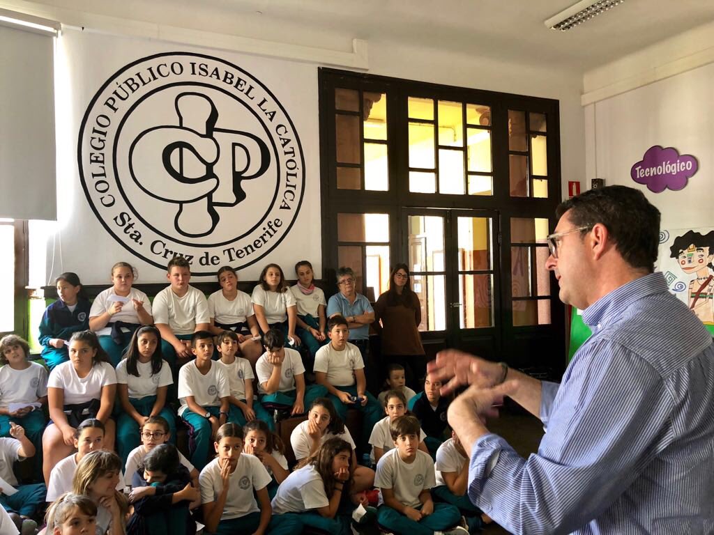 colegioelcabo's tweet photo. #Hoy hemos recibido en el CEIP Isabel la Católica @colegioelcabo la #visita del #escritor #canario @gcabmoy con #ANCOR @DiegoPun_ed @cepsantacruz @EducacionCan https://t.co/0Gj8lc8CZl