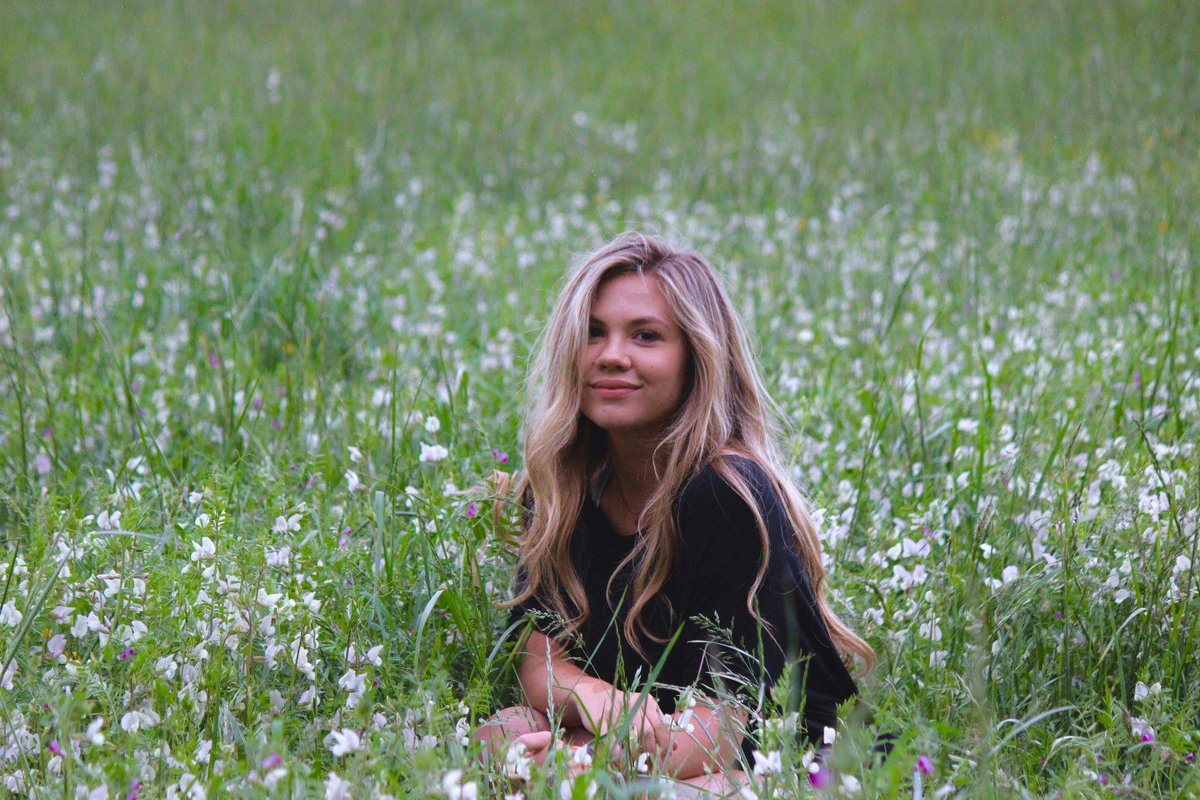 vannagantt's tweet photo. if anyone needs or wants pix hit up @B_Lassiter143 she’s amazing!! I love her. she’s a fab photographer and will hype you up while taking your pix!! https://t.co/Dfp6CmLyDC