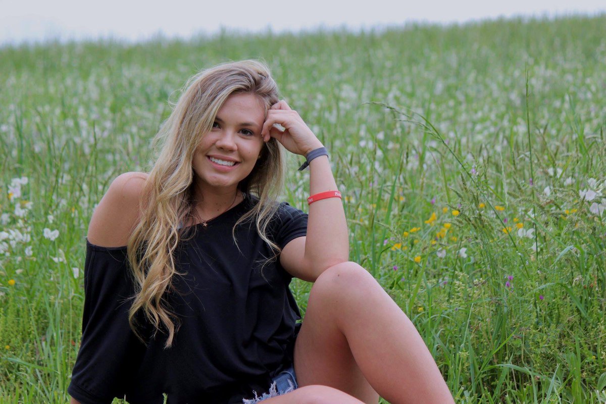 vannagantt's tweet photo. if anyone needs or wants pix hit up @B_Lassiter143 she’s amazing!! I love her. she’s a fab photographer and will hype you up while taking your pix!! https://t.co/Dfp6CmLyDC