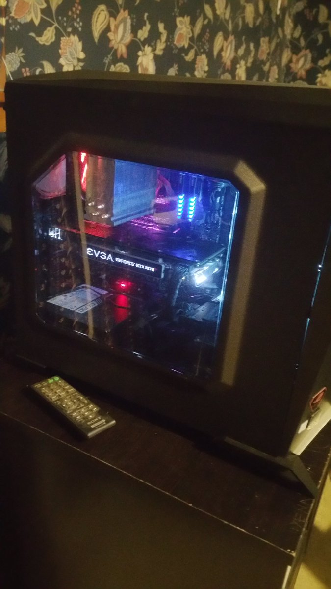 viperfox_5's tweet photo. #intel #asusrog #corsair 
New build i7 8700k maximus x hero  gtx 1070 corsair vengeance blue led 
SanDisk 128 ssd 5 tb hardrive space
Corsair cx 750w
Corsair spec alpha https://t.co/HUzBGquDTU