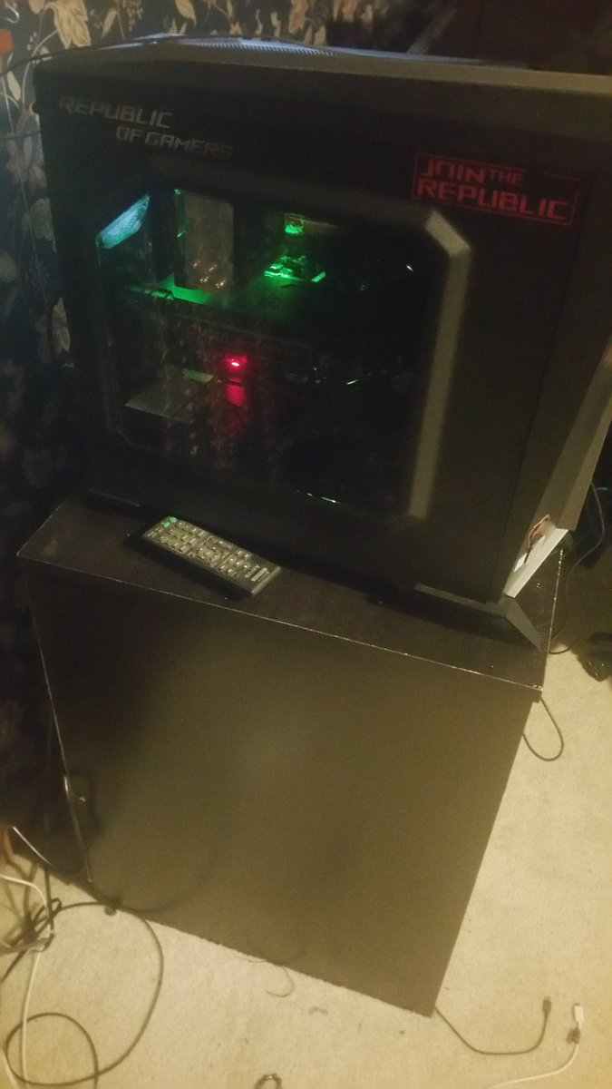viperfox_5's tweet photo. #intel #asusrog #corsair 
New build i7 8700k maximus x hero  gtx 1070 corsair vengeance blue led 
SanDisk 128 ssd 5 tb hardrive space
Corsair cx 750w
Corsair spec alpha https://t.co/HUzBGquDTU
