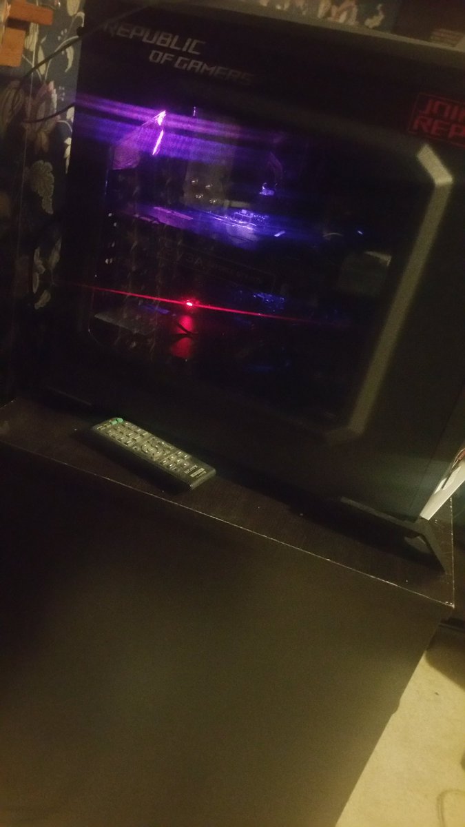 viperfox_5's tweet photo. #intel #asusrog #corsair 
New build i7 8700k maximus x hero  gtx 1070 corsair vengeance blue led 
SanDisk 128 ssd 5 tb hardrive space
Corsair cx 750w
Corsair spec alpha https://t.co/HUzBGquDTU