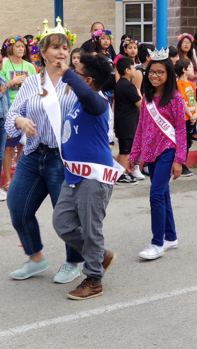mrs_shoemake's tweet photo. This morning at the fiesta parade. So proud of our Grand Marshall's @kathy18201820 &amp; @sgarcianisd. The floats were all so cute and creative! #MichaelInspired #fiestaparade #grandmarshall https://t.co/XUMuTzZ80u
