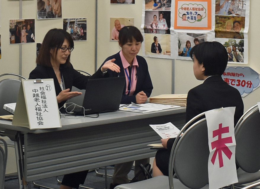 柏崎市元気発信課 على تويتر 企業との出会いが待っている 地元柏崎への就職をお考えの皆さ ん 5月2日 水曜 に大学生等企業説明会があるよ 企業の方から直接 企業概要 求人内容など 生の情報をゲットできるチャンス F ゚ー゚ フムフム 詳細はこちら