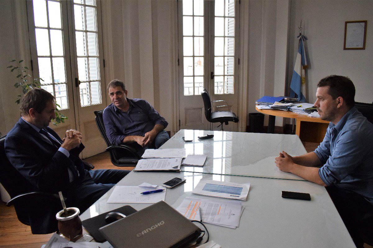 Falvarezdecelis's tweet photo. Oscar Tamis, intendente de Oliva y Maciel Balduzzi, Intendente de Costa Sacate #Córdoba, acercándonos proyectos del @comupro.  #HaciendoLoQueHayQueHacer https://t.co/vgBapwesM9