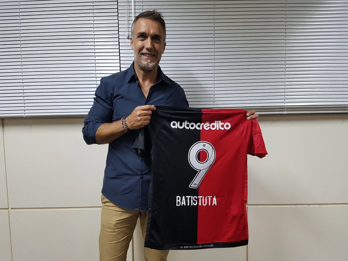 GBatistutaOK's tweet photo. Mi primer club, el único que me abrió las puertas de su pensión. Acá estoy en #Newells para homenajear al mejor detector de talentos del fútbol argentino, el gran Jorge Griffa. @CANOBoficial https://t.co/LPU8fTAo4i