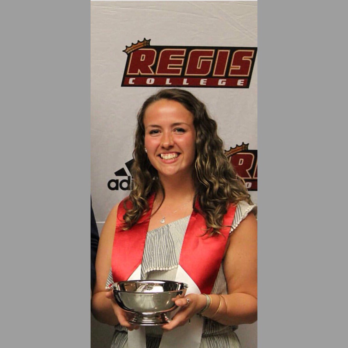 Regis_FH's tweet photo. Congratulations to our Senior Captain Maresa Malcom on winning the 2018 Regis Casserly Award!! #RoarPride🦁 #proudofyou @malcolminthemid https://t.co/EatTGf5DkE