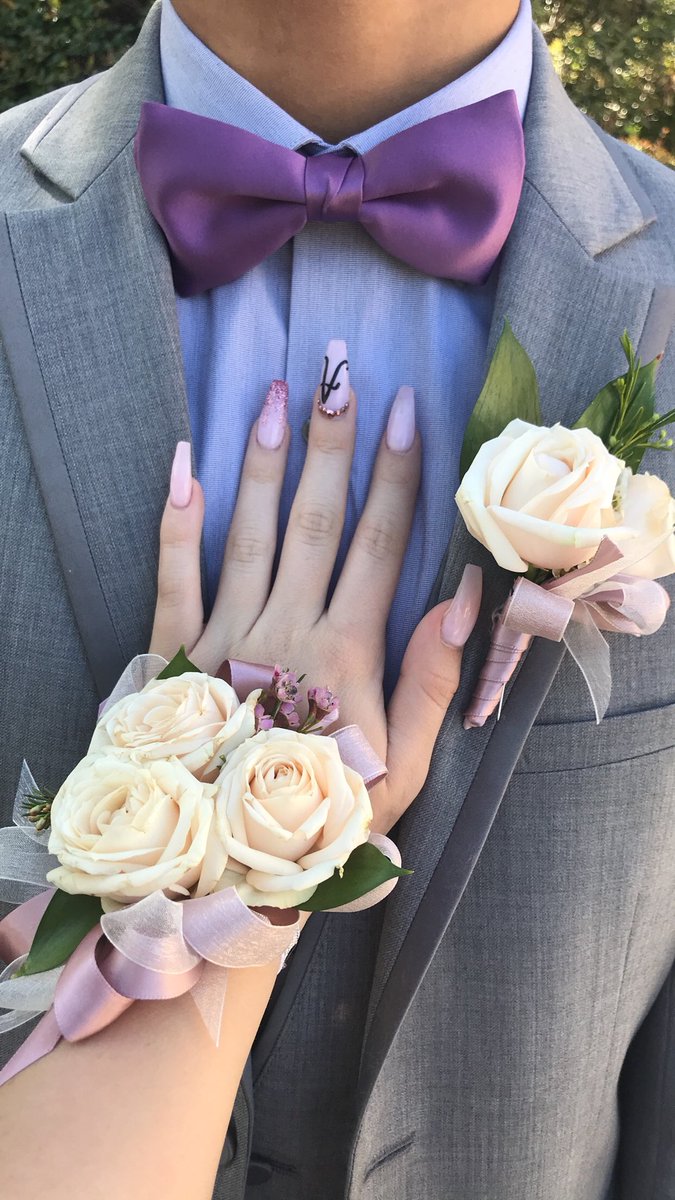 STHSco18's tweet photo. Seniors, don’t forget about corsages and boutonnières for prom! Here is all the info, contact  @annabigd and @yeehawinevelyn for more questions! https://t.co/q6g49NdXqP