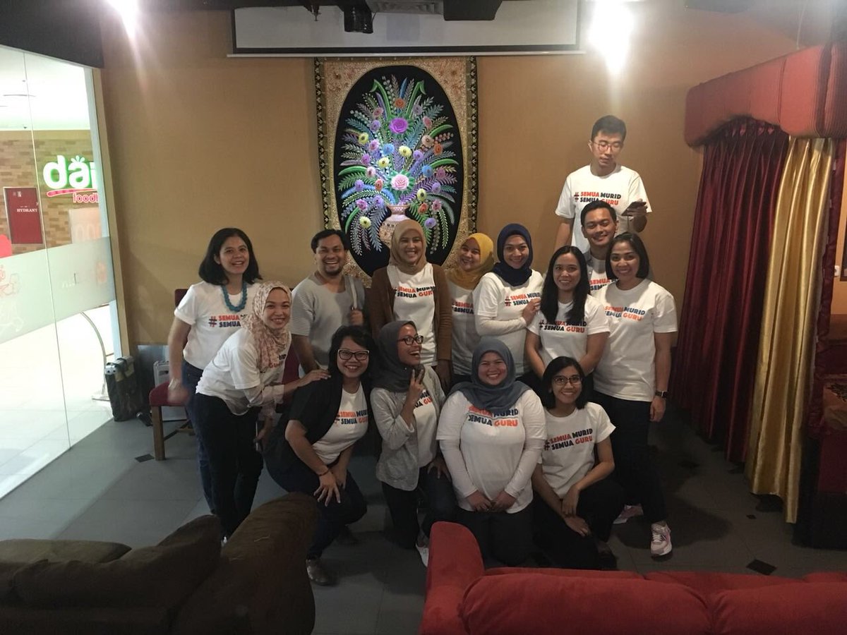 NajelaaShihab's tweet photo. Cerita bersama relawan #semuamuridsemuaguru berbagai profesi tentang #pestapendidikan yang berlangsung di berbagai kota
.
Inisiatif lagu #semuamuridsemuaguru  #lombafotosmsg2018 #kirimbudi yang didorong oleh penggerak perubahan, agar Indonesia tidak lagi #gawatdaruratpendidikan https://t.co/bxyzPc1mf1