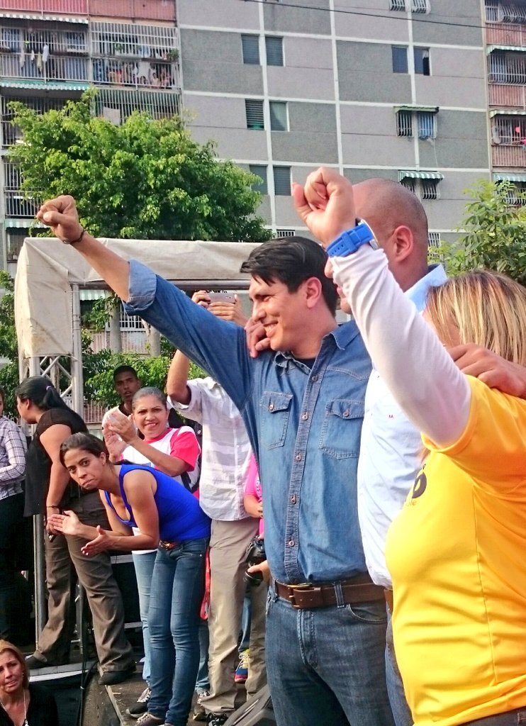jpsuvzamora_mir's tweet photo. #Hoy @HectoRodriguez junto a los Alcaldes @luiscarPSUV y @HugoMPSUV presentaron los candidatos al @CLEBM @miguelmoras24 y @zulmyorozco que junto a @NicolasMaduro continuarán consolidando la Revolución Bolivariana https://t.co/OoTsPAllJf