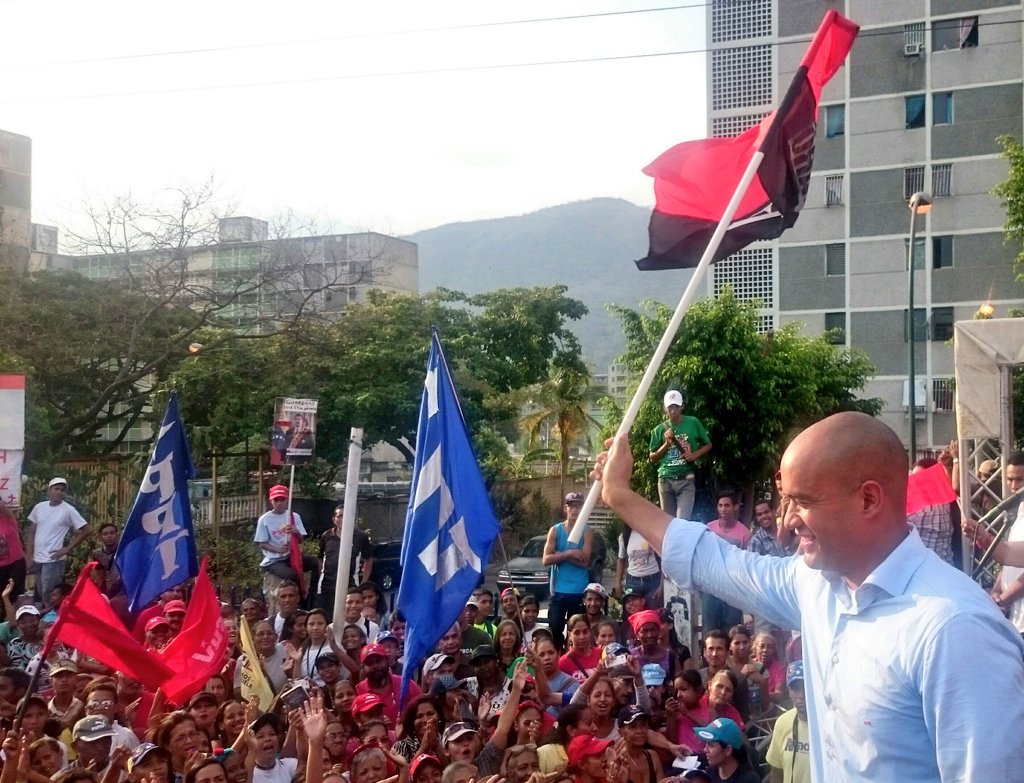 jpsuvzamora_mir's tweet photo. #Hoy @HectoRodriguez junto a los Alcaldes @luiscarPSUV y @HugoMPSUV presentaron los candidatos al @CLEBM @miguelmoras24 y @zulmyorozco que junto a @NicolasMaduro continuarán consolidando la Revolución Bolivariana https://t.co/OoTsPAllJf
