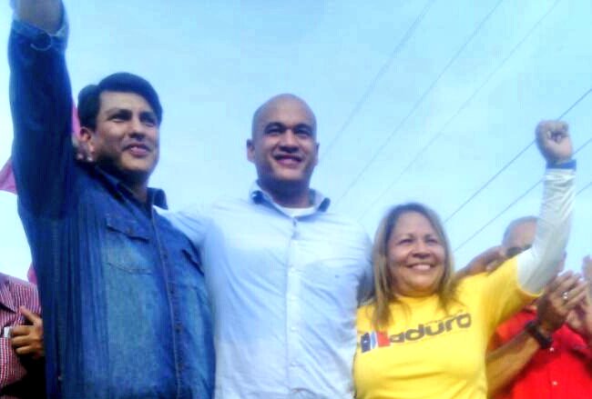 jpsuvzamora_mir's tweet photo. #Hoy @HectoRodriguez junto a los Alcaldes @luiscarPSUV y @HugoMPSUV presentaron los candidatos al @CLEBM @miguelmoras24 y @zulmyorozco que junto a @NicolasMaduro continuarán consolidando la Revolución Bolivariana https://t.co/OoTsPAllJf